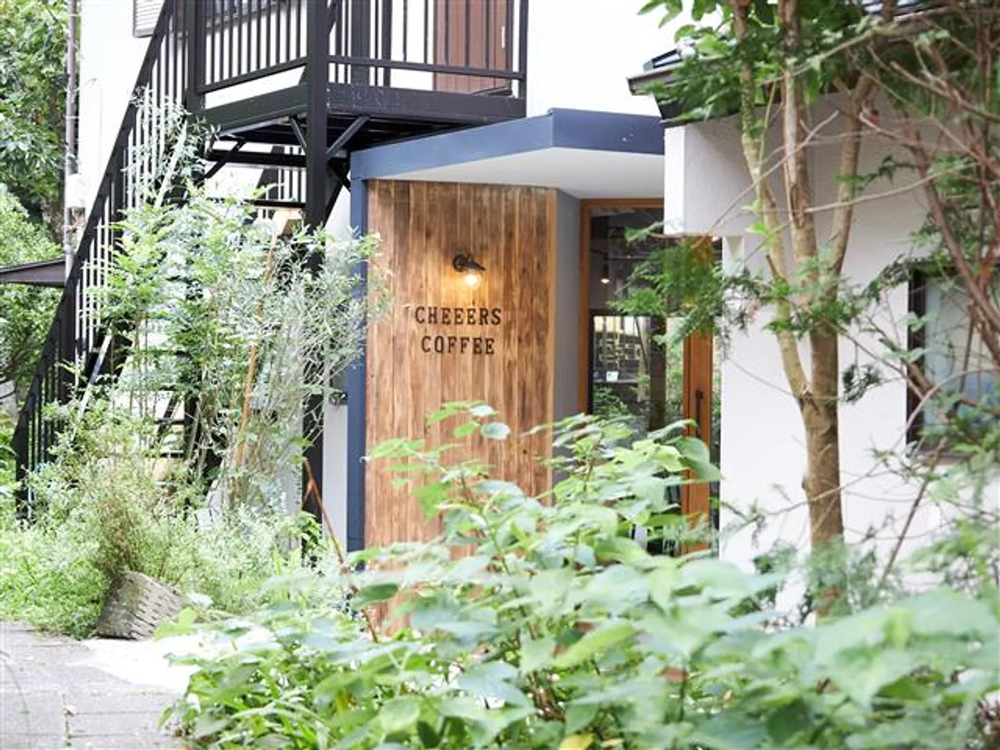 小道の先にたたずむ隠れ家カフェ