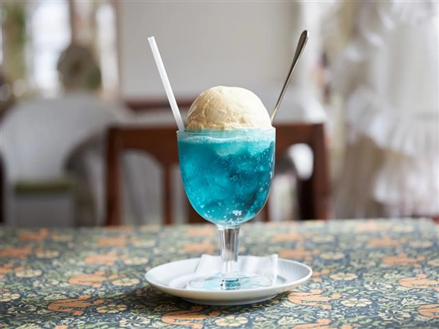 看板メニューのひとつ「クリームソーダ ラピスラズリ」