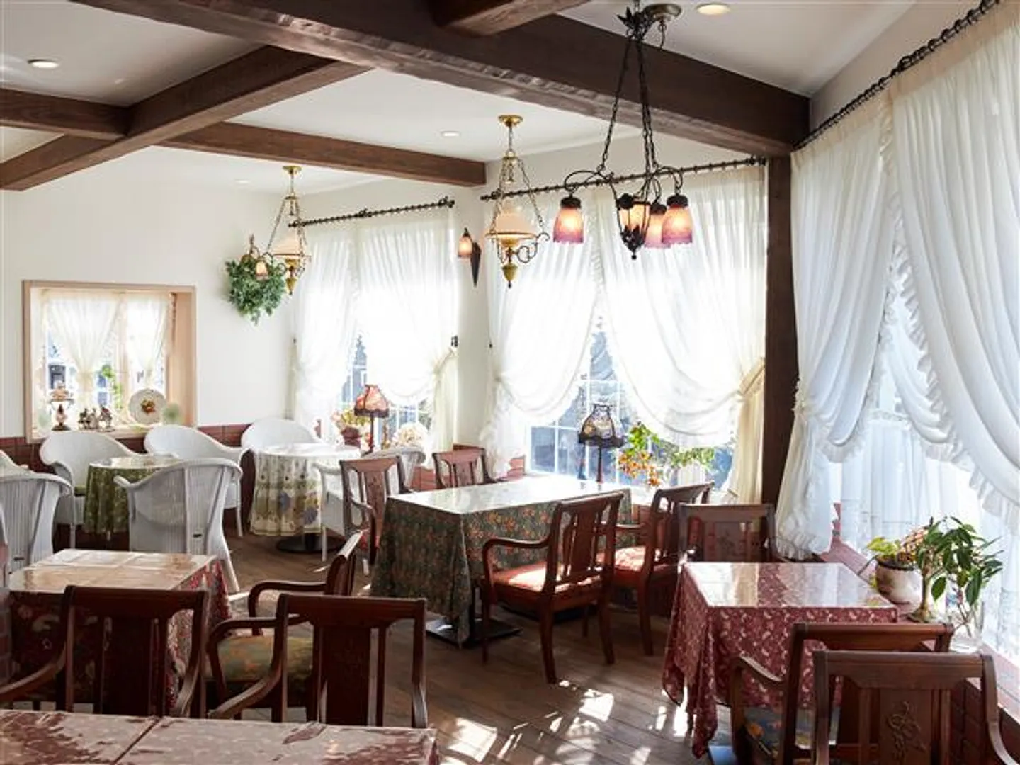 西洋アンティークが飾られたエレガントな店内