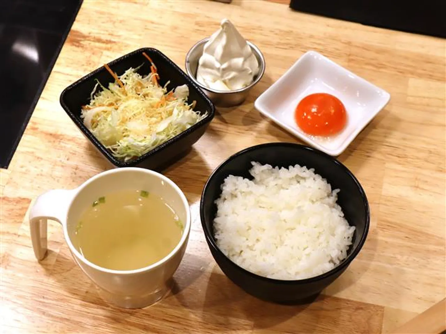 ご飯、国産牛スープ、ソフトクリームと、サラダまたは温泉玉子が付く