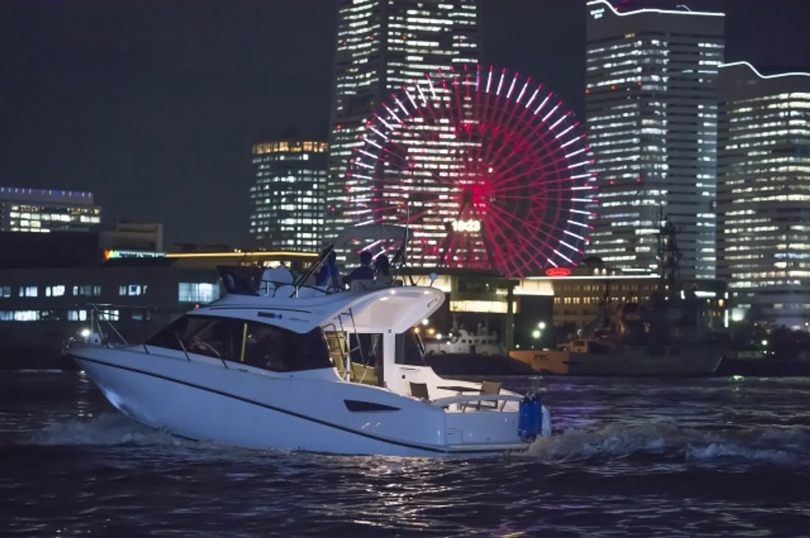 ロマンチックな雰囲気溢れるみなとみらいベイエリアと使用艇ポーナム