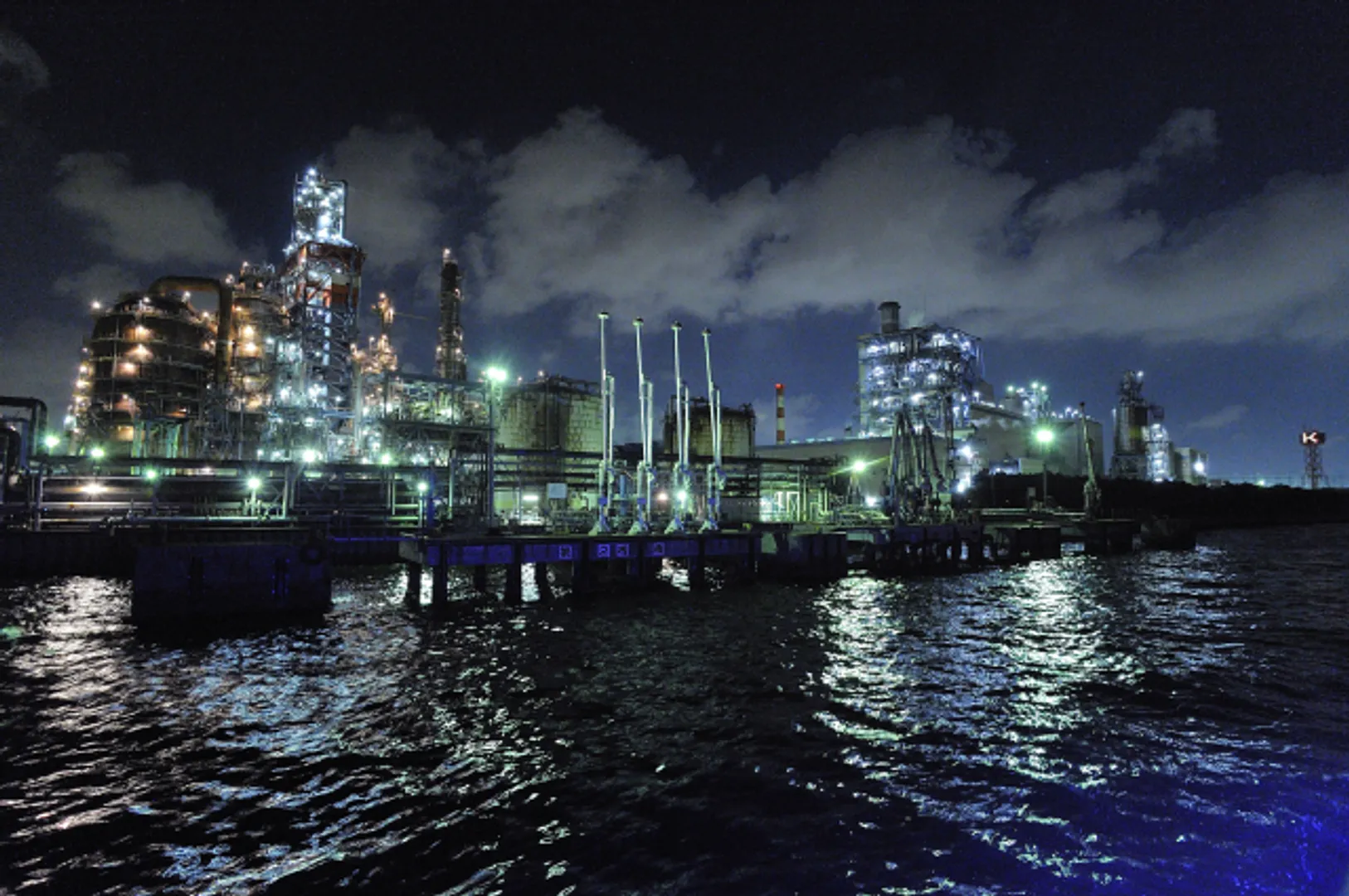 圧倒的な迫力の工場夜景