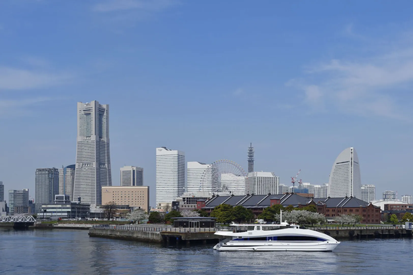 みなとみらいを航行するオセアンブルー