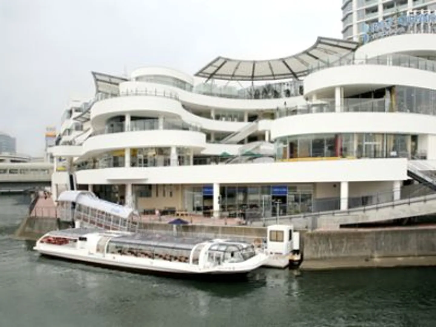 横浜駅東口シーバスのりば