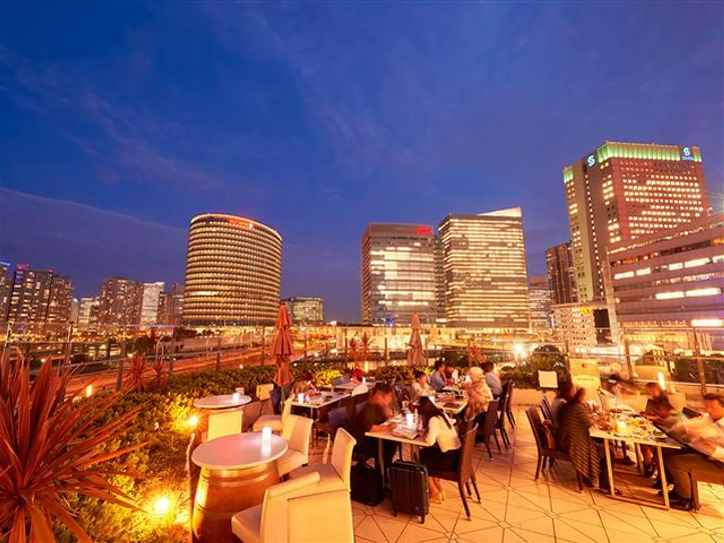 潮風を感じられるテラス席からは、夜景も見えて大人気