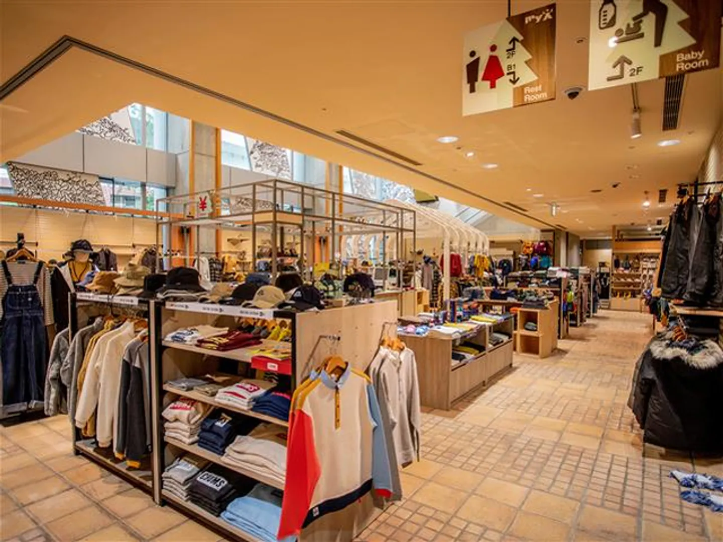 老若男女の方に高機能でファッション性の高い魅力的なアウトドアウェアを多く取り揃えている