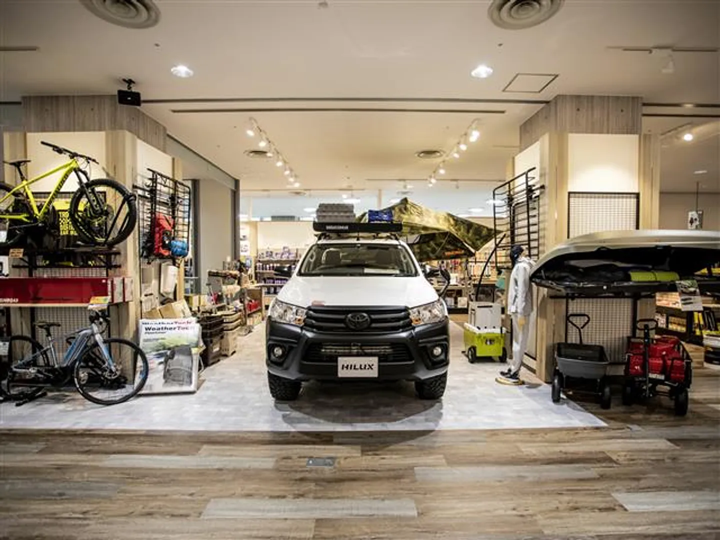 ガレージライフをキーワードに、カスタマイズカーの提案やカースタイリングギアを紹介