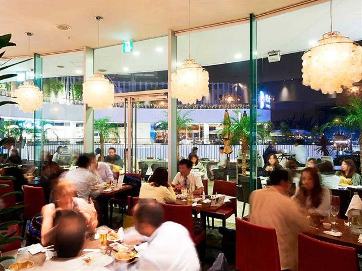 店内も、カウンターとテーブル席でゆったりと食事を楽しめる