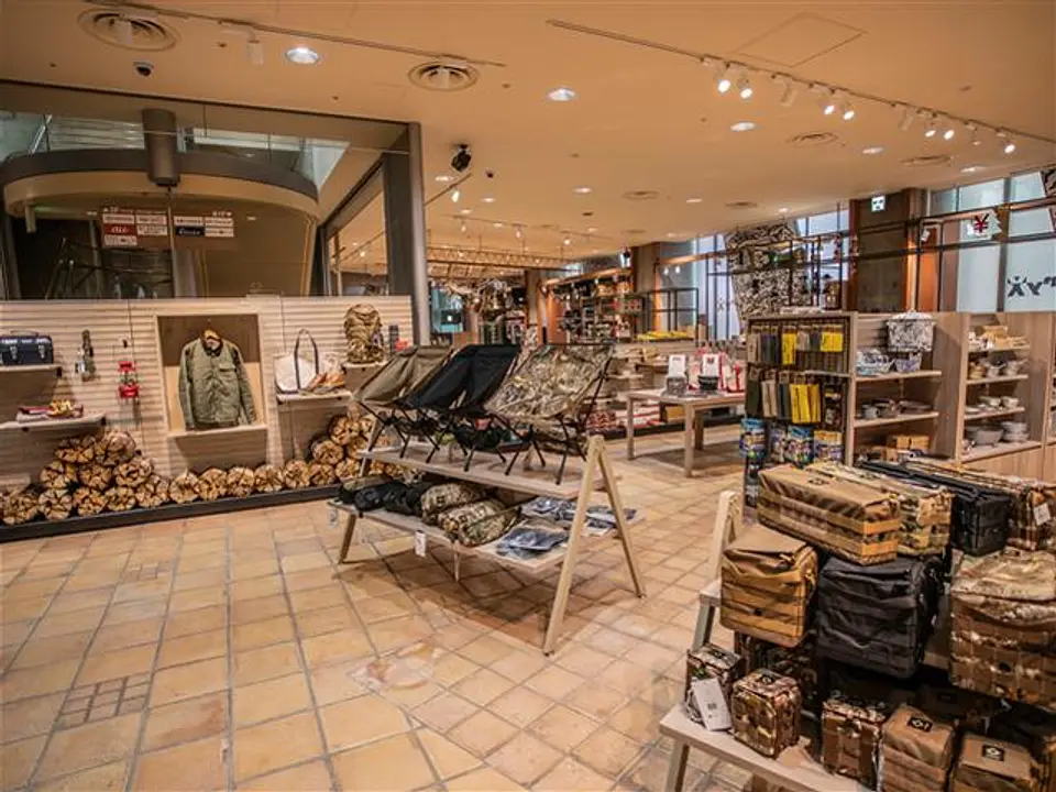 キャンプ用品を中心に、国内外のメーカーからセレクトしたこだわりのギアは見応え充分