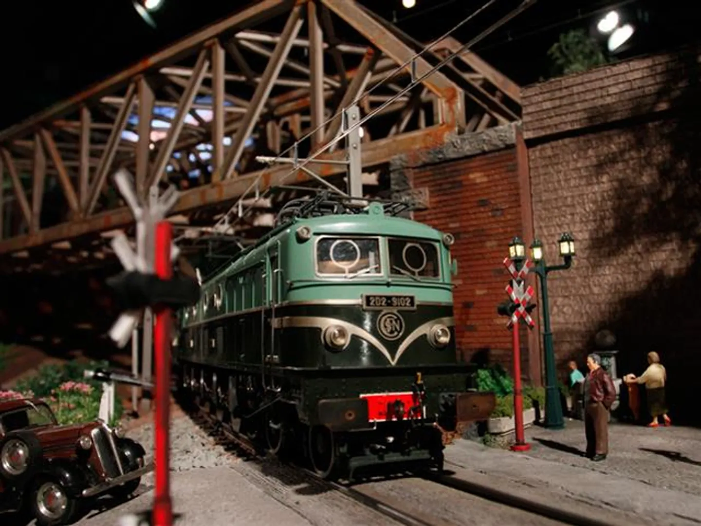 リアルな模型がリアルな街を走行