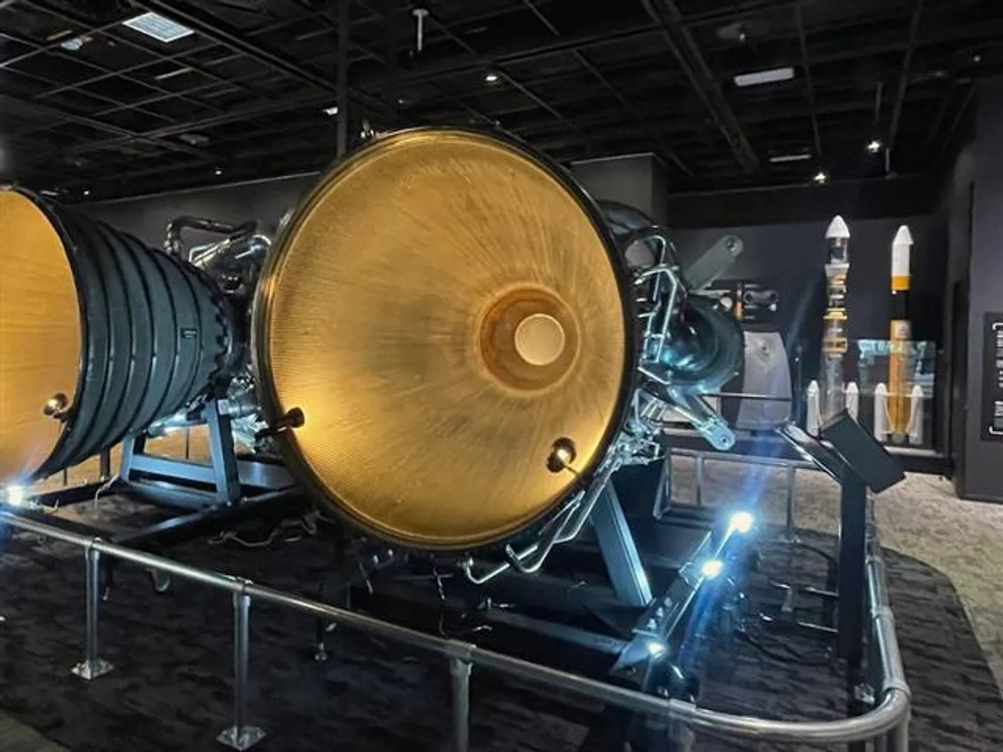 ロケットエンジンの実物を展示