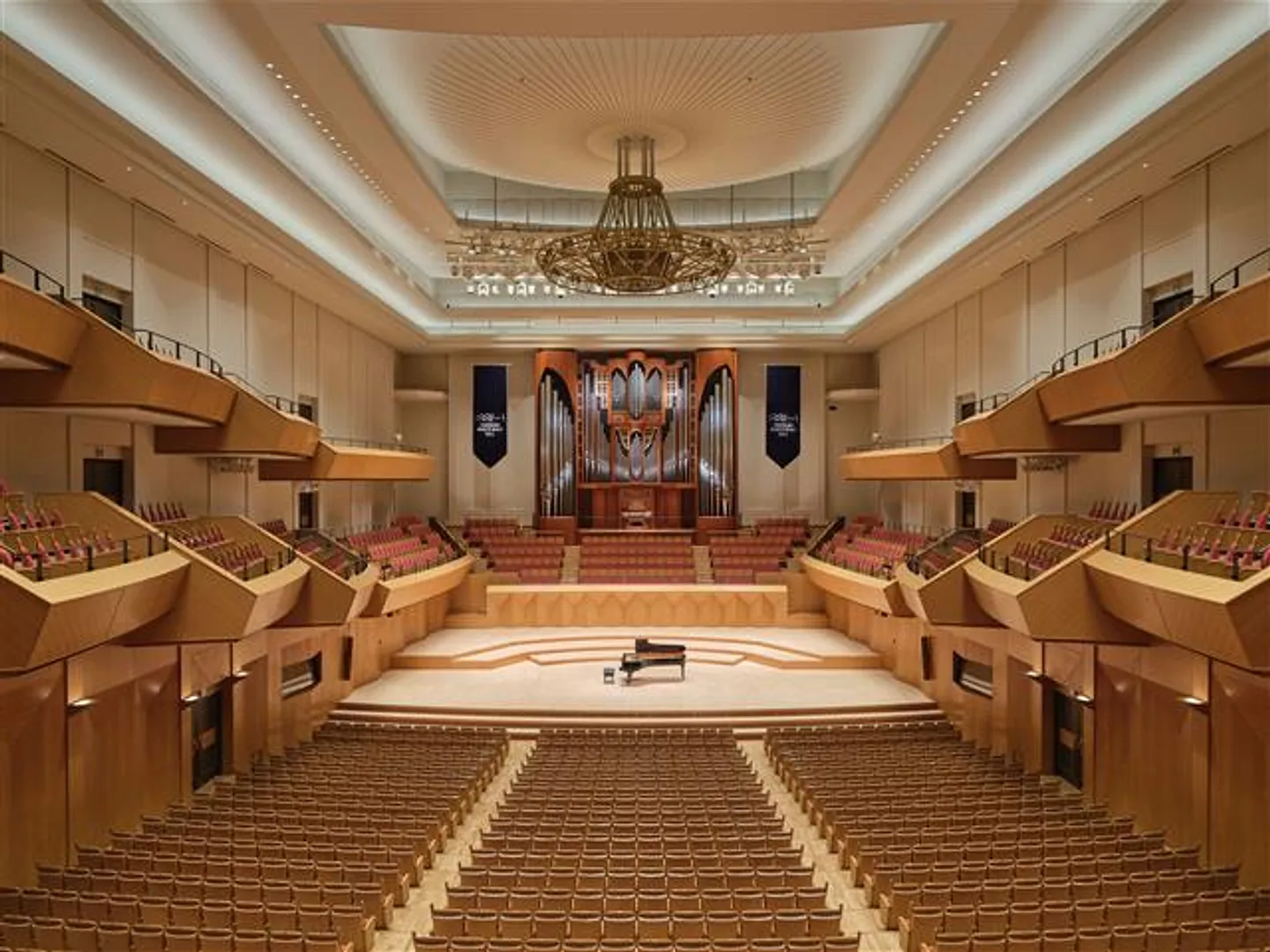 2020席の大ホール