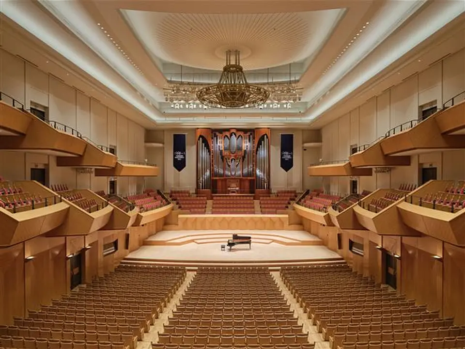 2020席の大ホール