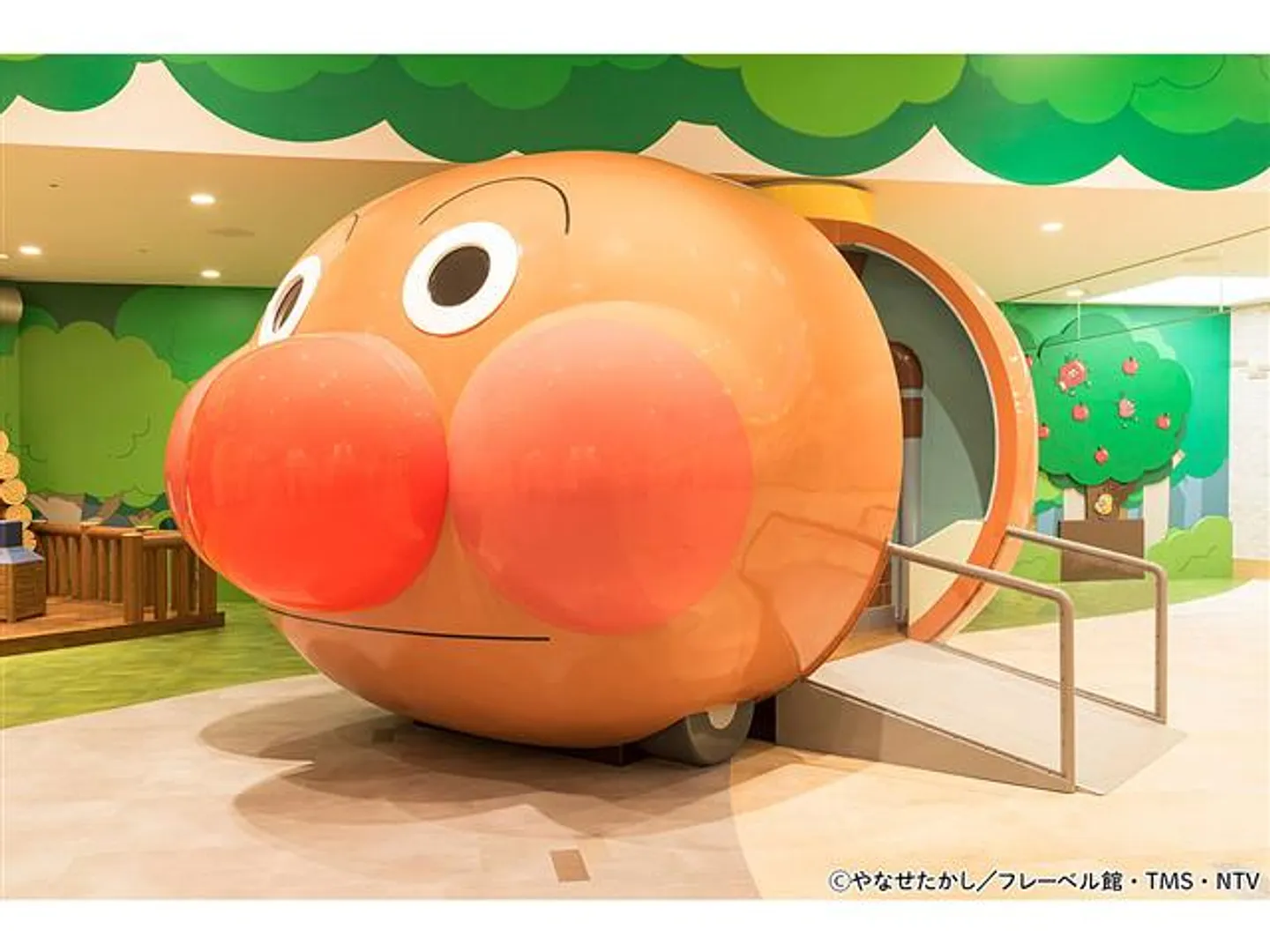 アンパンマンごうなど、アニメでおなじみの乗り物・建物の遊具も