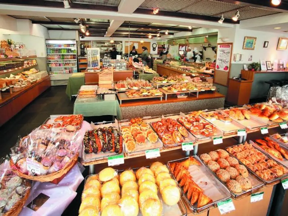 趣向を凝らしたパンを店内で