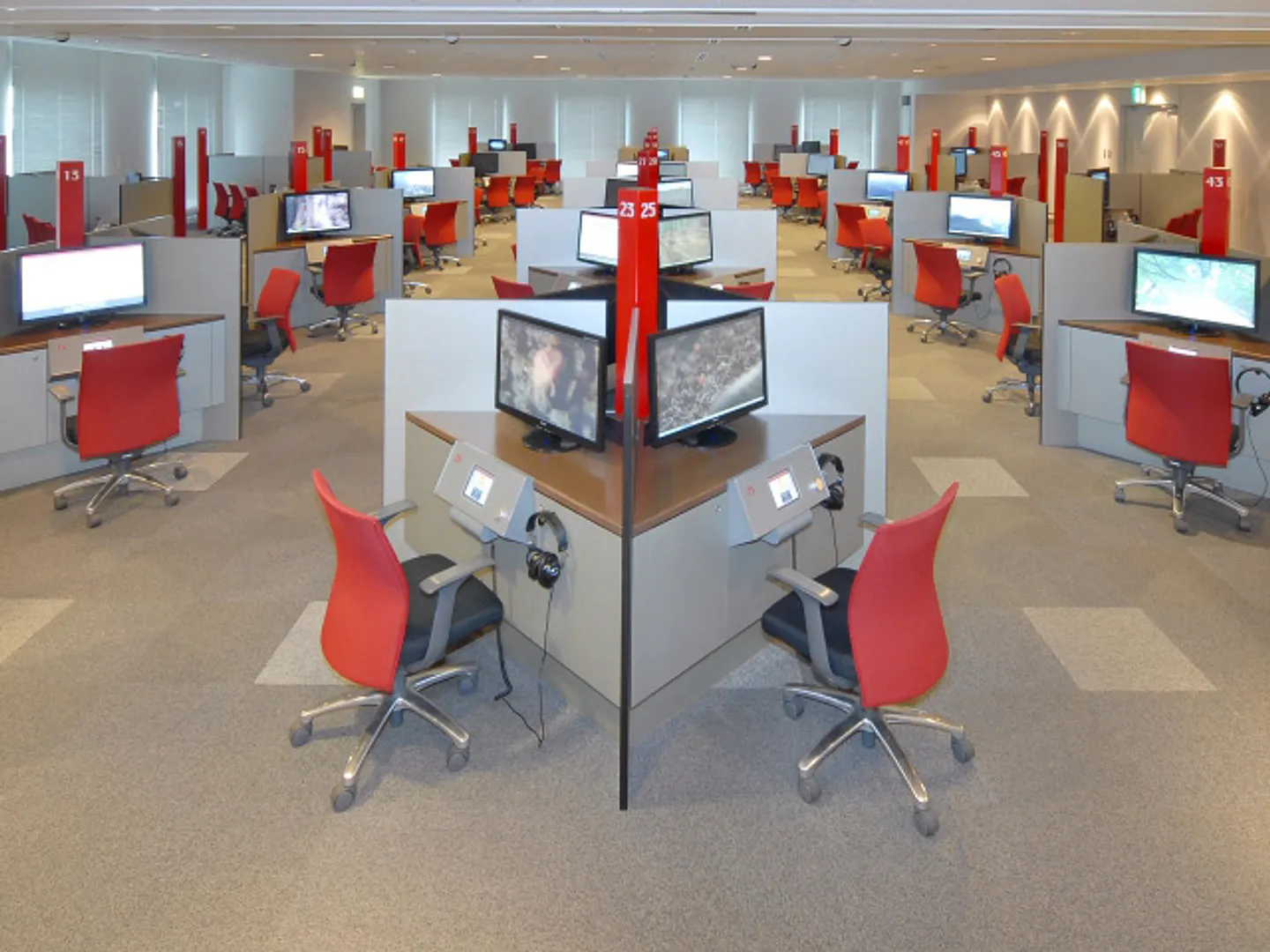 視聴ブースでは、テレビ・ラジオ番組、CMを個別のブースで視聴できる