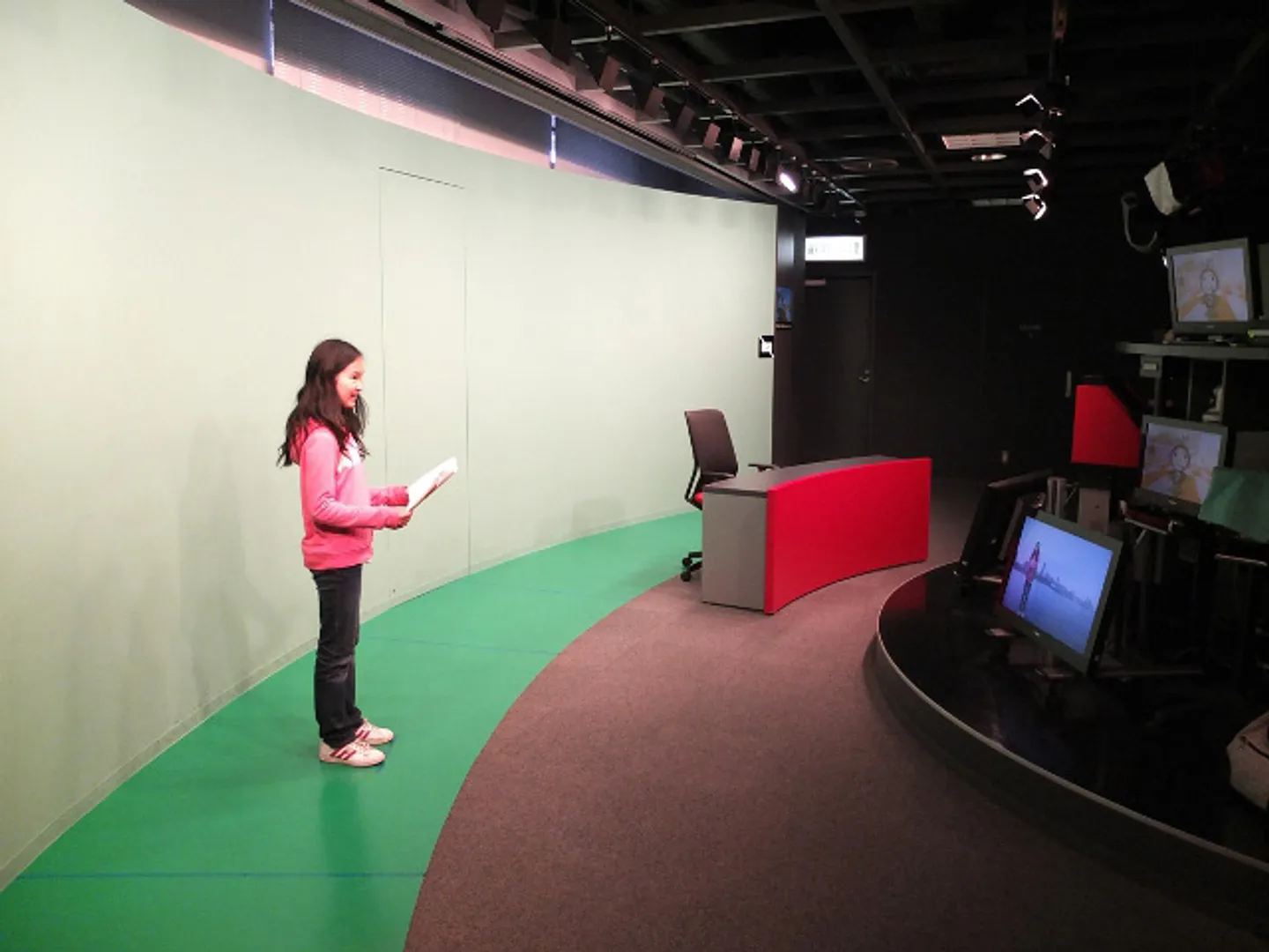 アナウンサーやリポーター等、番組出演の体験ができるニューススタジオ