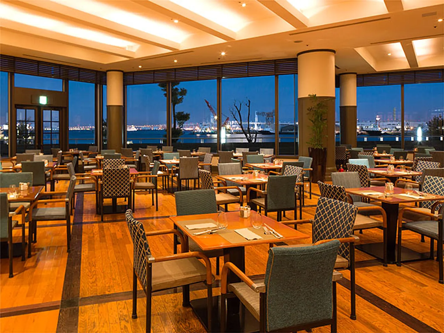 ベイブリッジなど横浜港を一望できる開放的な店内