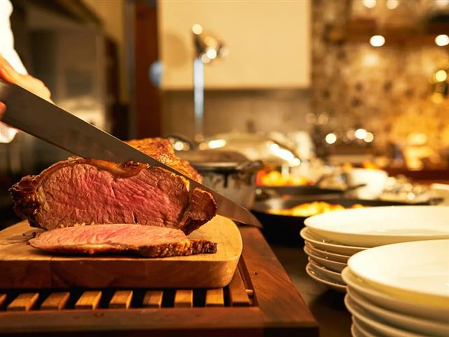 目の前でシェフが仕上げるライブメニューも