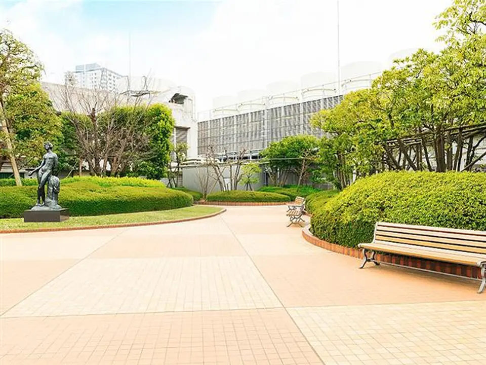 緑と彫刻の調和が美しい