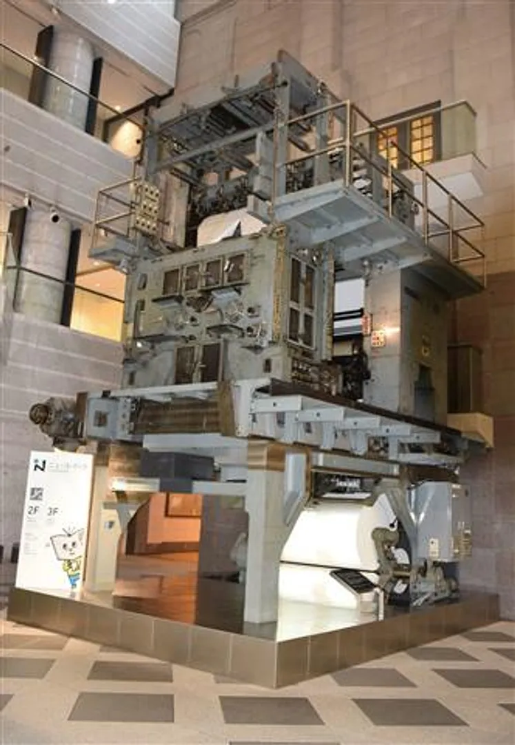日本新聞博物館のシンボルモニュメント「VBW型超高速度オフセット輪転機」
