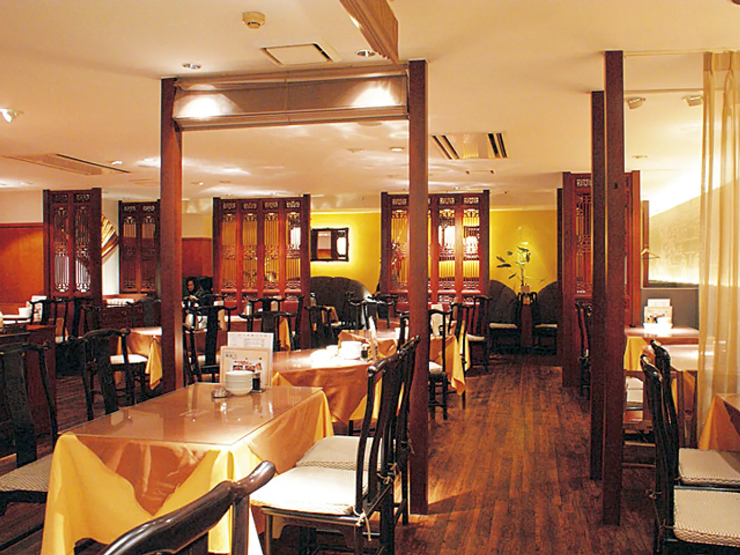 宮廷の茶室をイメージしたという店内は落ち着いた雰囲気