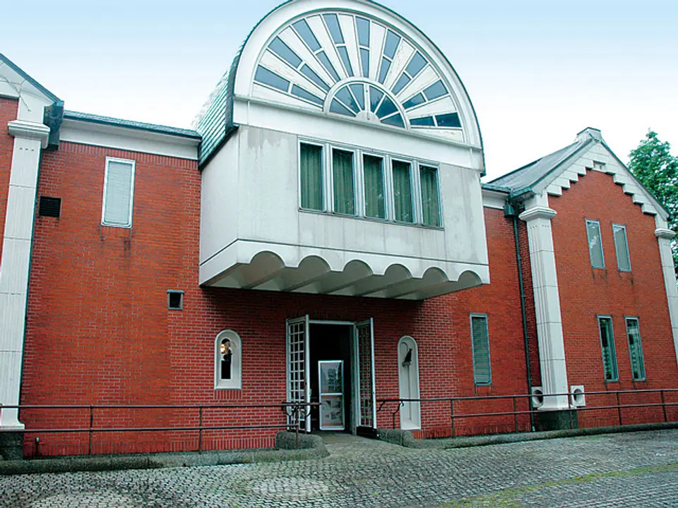 港の見える丘公園にあるアーチ屋根と赤レンガの外観が目印