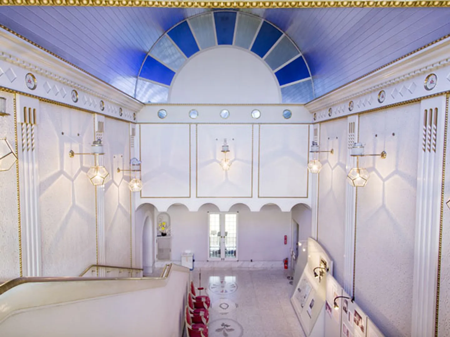 吹き抜けが印象的なロビー。ランプの上には猫の像