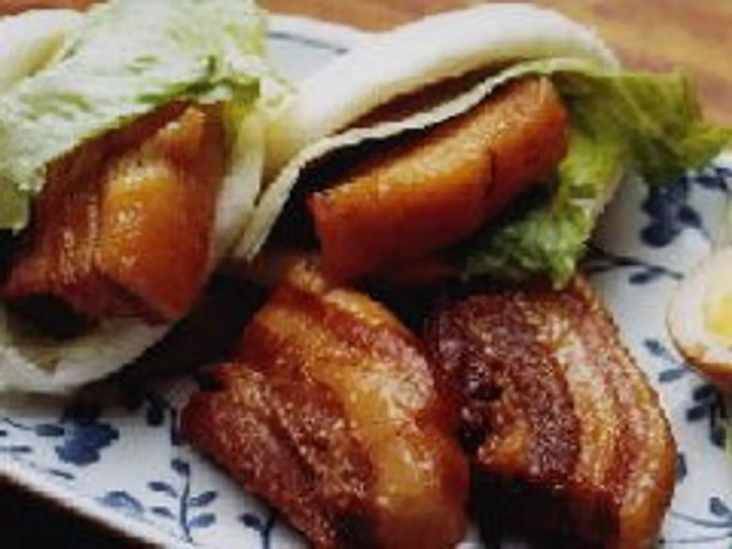 豚のバラ煮(4枚)、パン1個