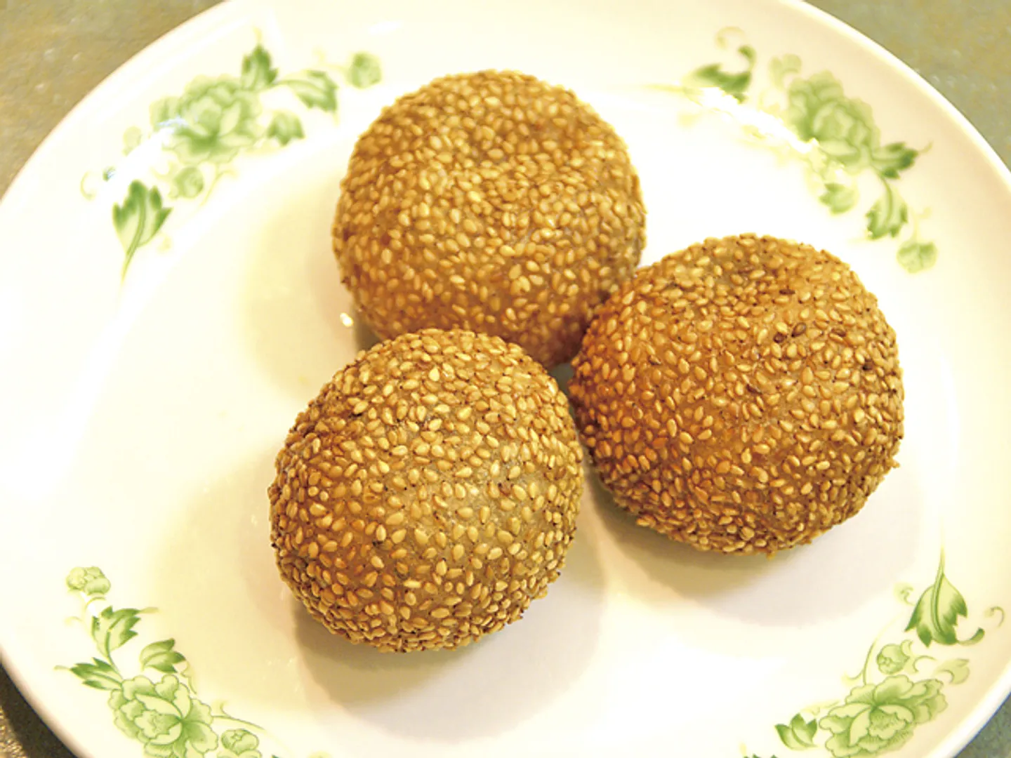 カラッと揚げられた衣には香ばしいゴマがたっぷりの煎堆(チントイ)