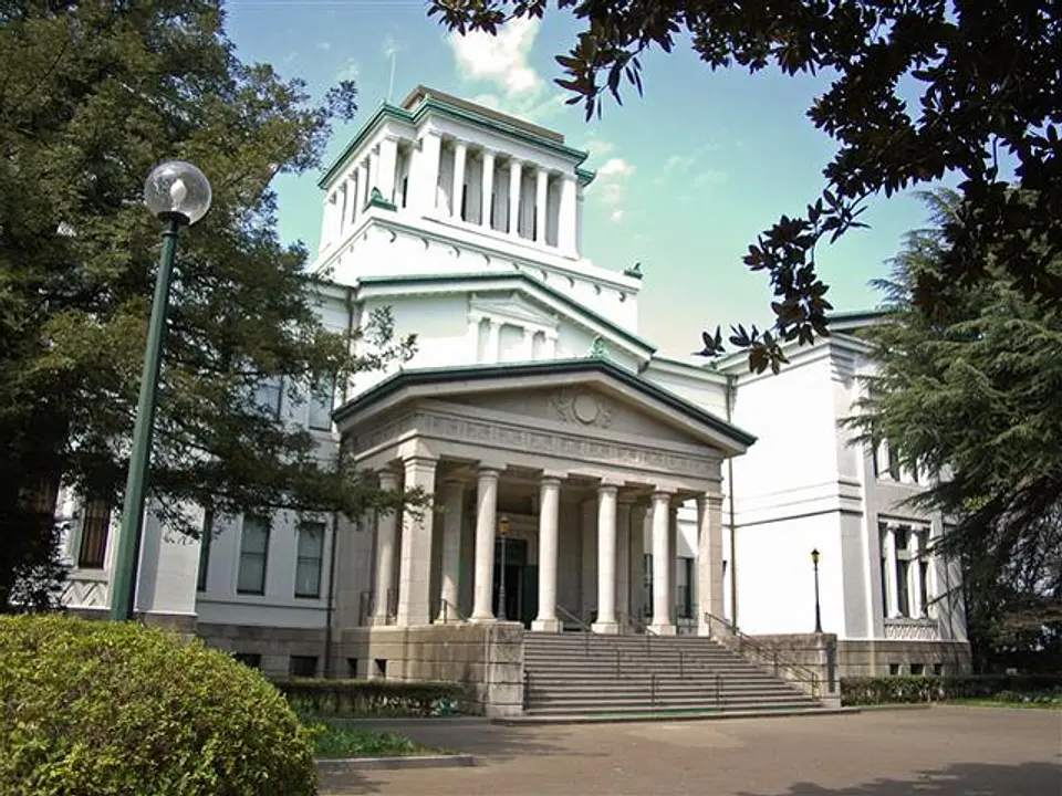 緑に囲まれたギリシャ神殿風の建物