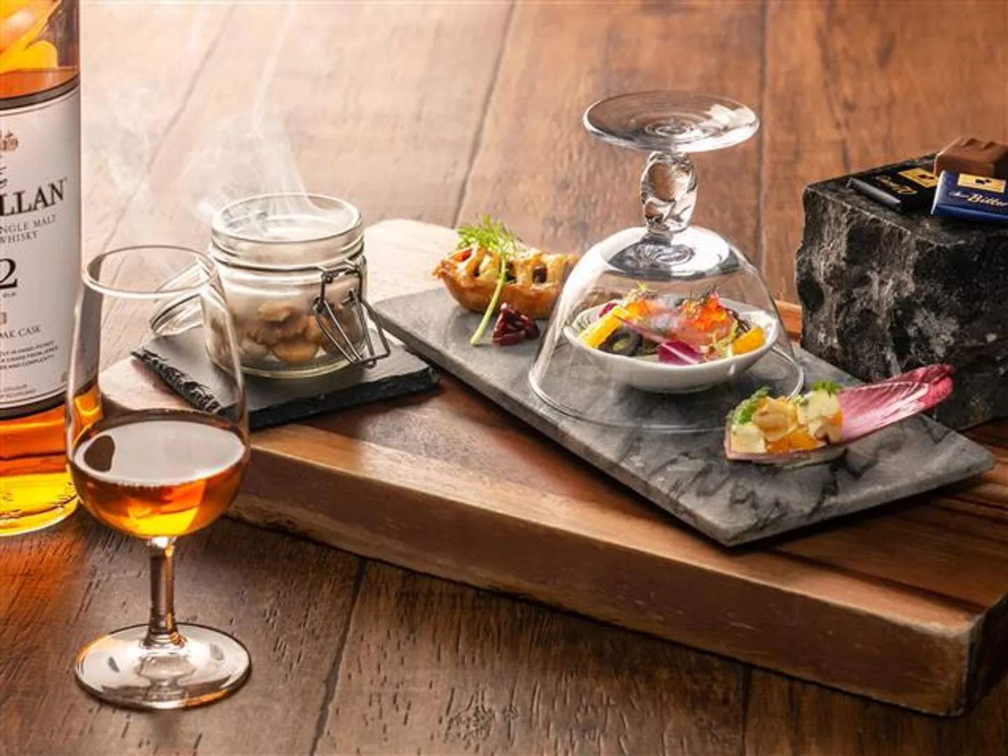 さまざまなアルコールやアラカルトメニュー