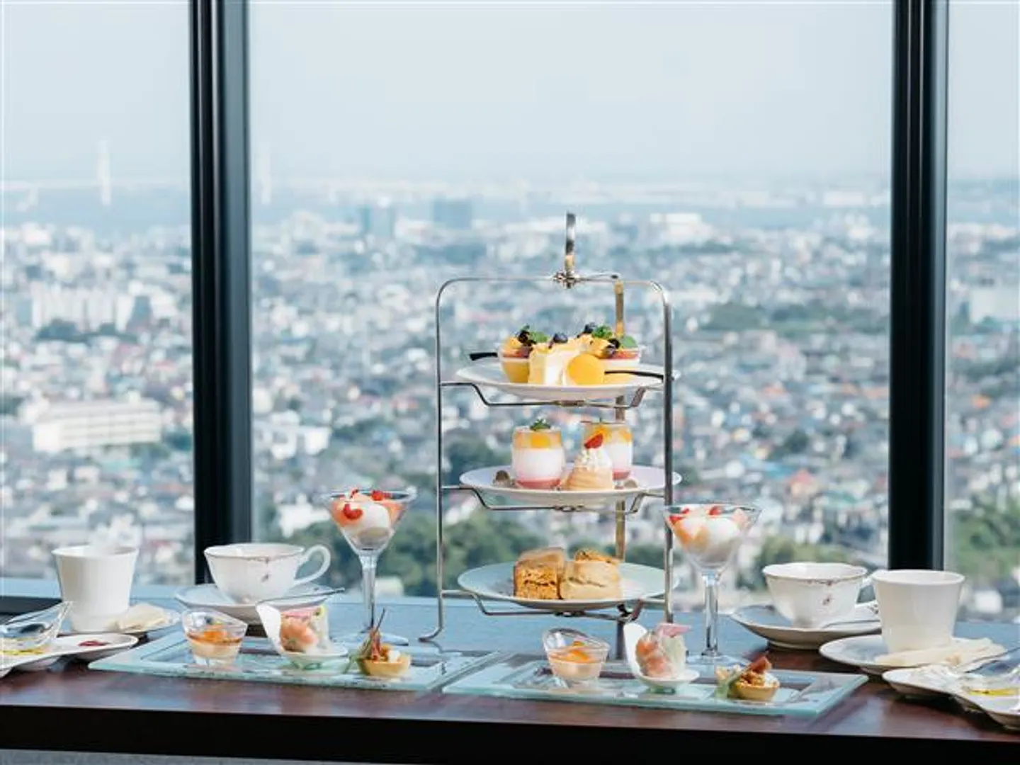 ホテル最上階からの絶景とともに楽しむアフタヌーンティー