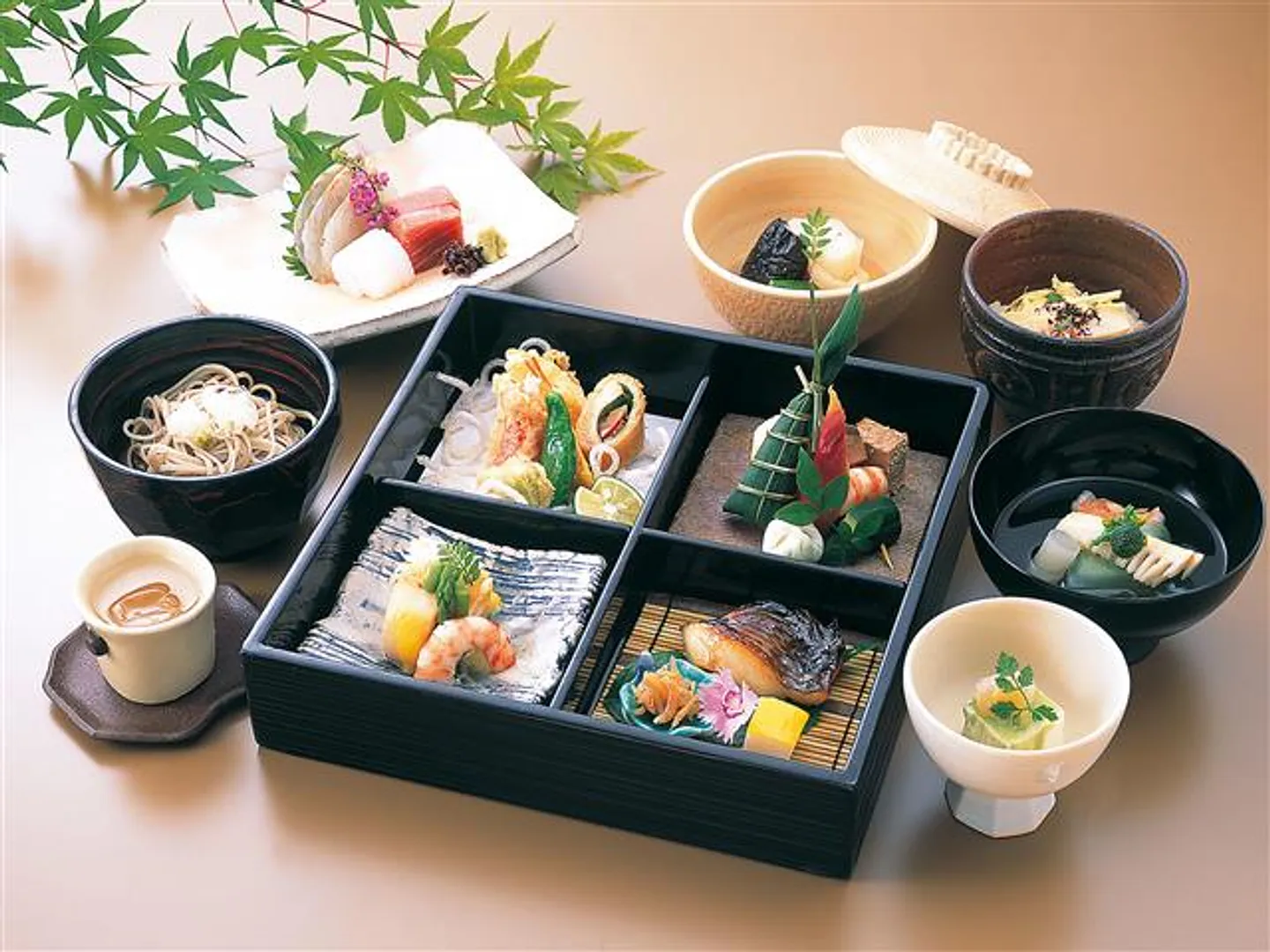 懐石松花堂(昼のみ)季節の旬の素材を生かした懐石弁当