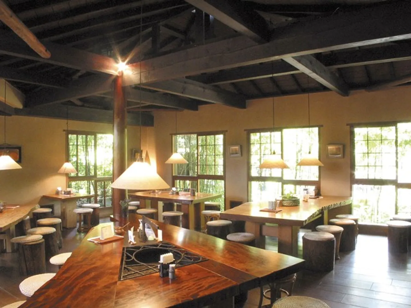 店内テーブル席