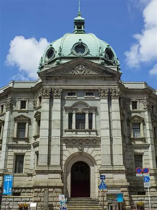 緑青色のドームをもつ歴史博物館