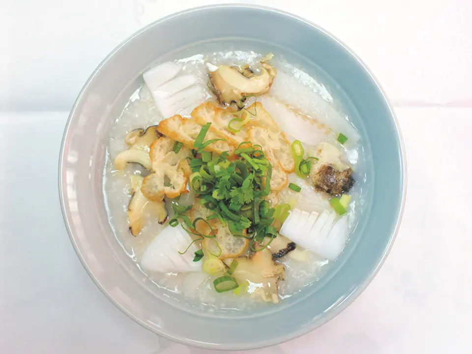 三鮮粥にはエビ、小柱、イカとスライスにした揚げパンが入る