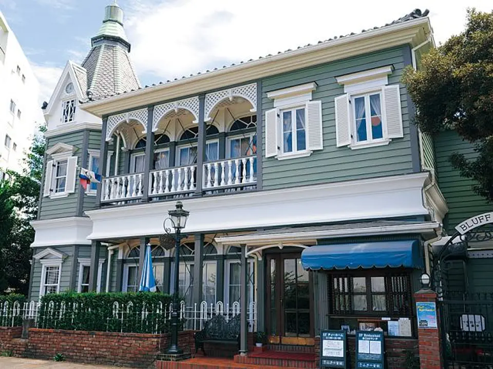 ガス燈やクラシックな看板も風情が感じられる