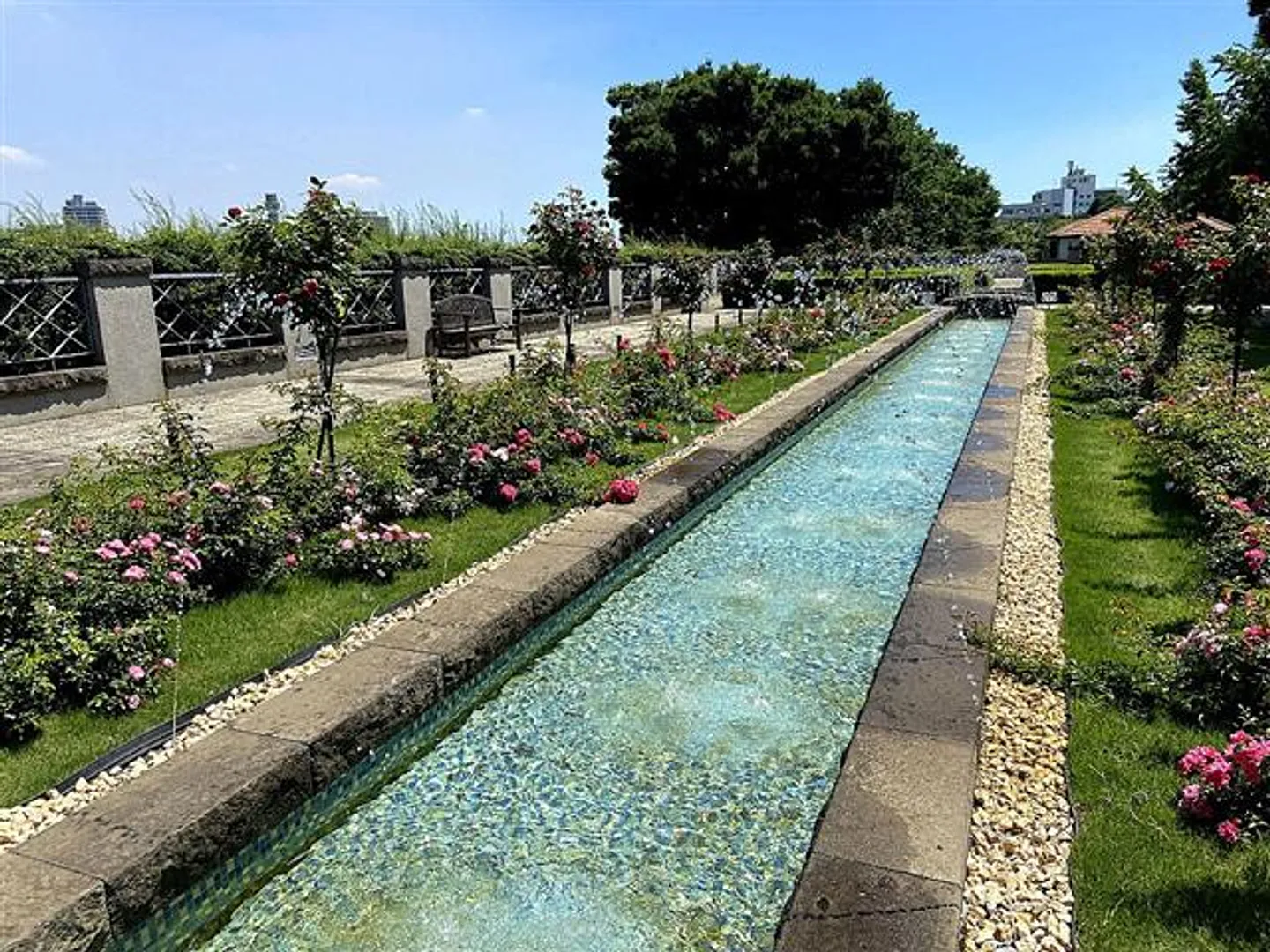 「バラと輝く噴水の庭」と名付けられた水路