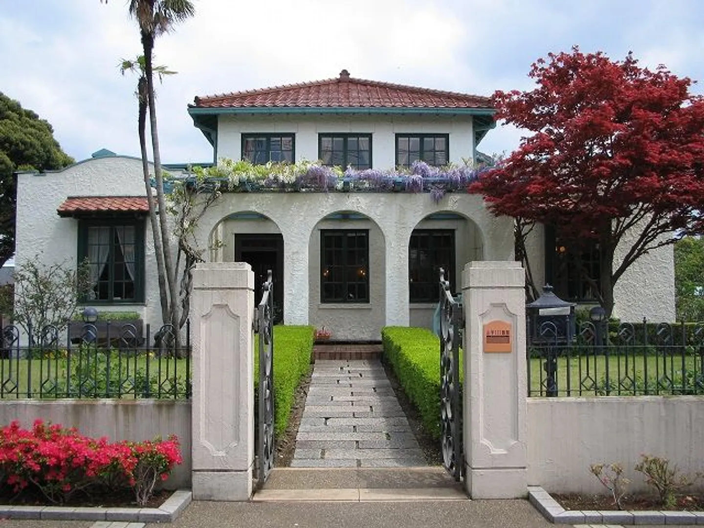 パーゴラのある山手111番館