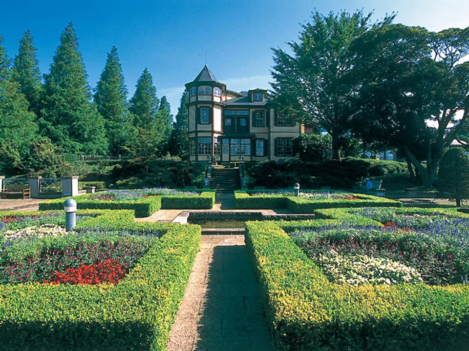 幾何学的デザインの整形花壇から・国重要文化財「外交官の家」