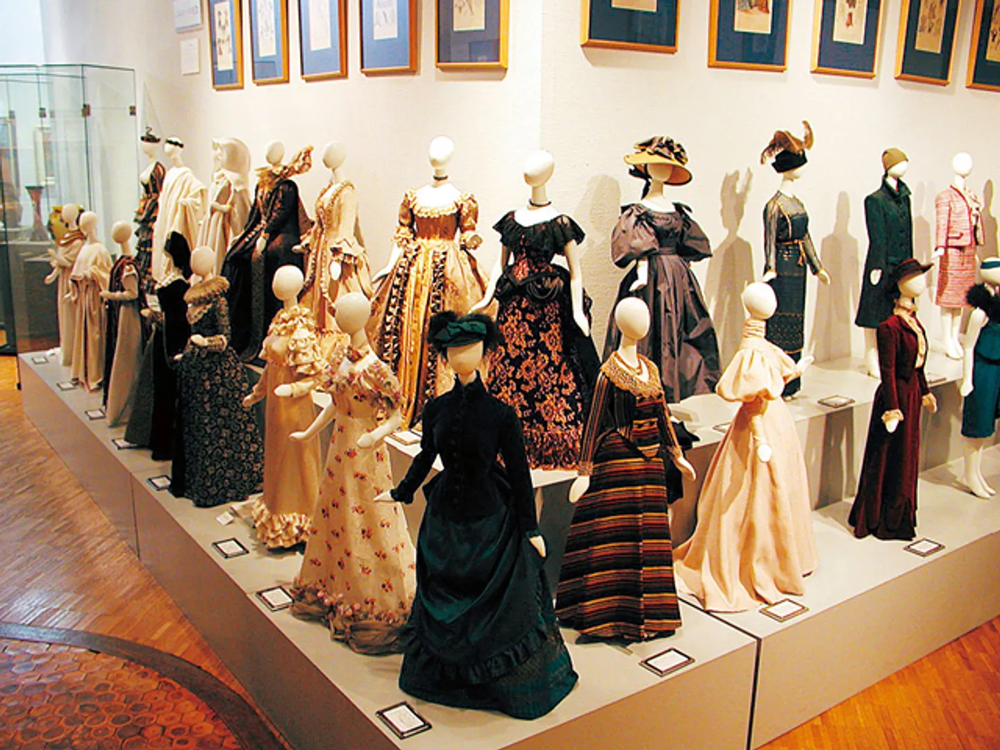 1/2の衣装シルエットで服飾の歴史を紹介している