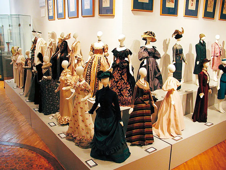 1/2の衣装シルエットで服飾の歴史を紹介している