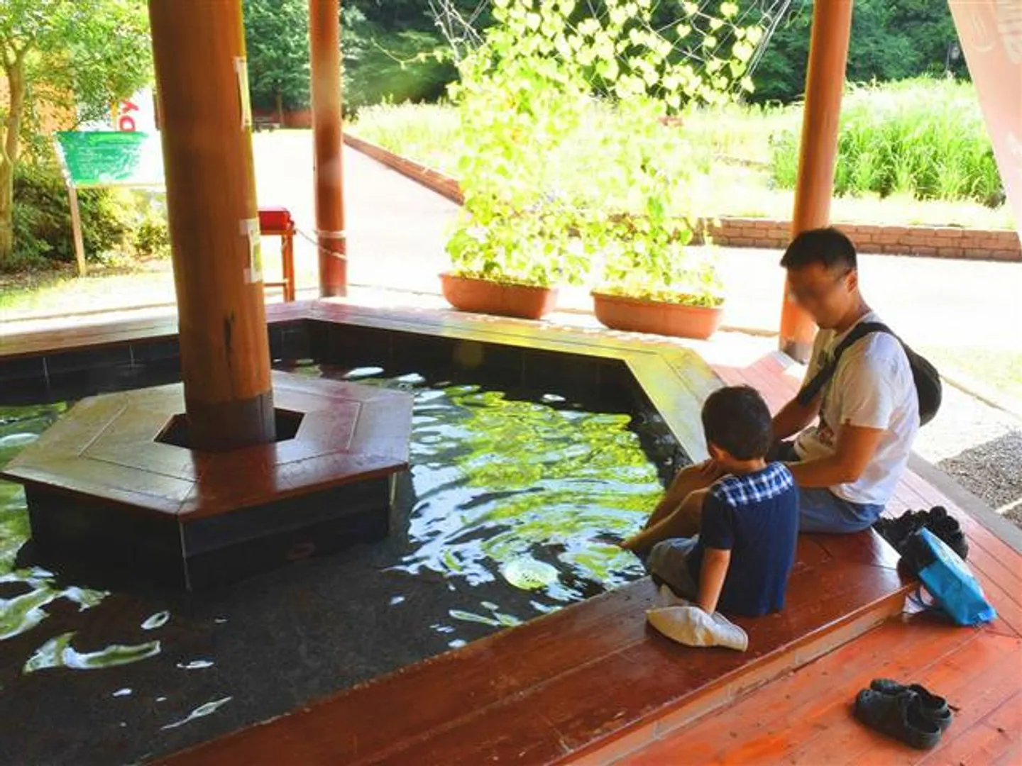 ハーブ園にある足湯”湯足里”[ゆったり]。収穫したハーブをブレンドした無料の足湯