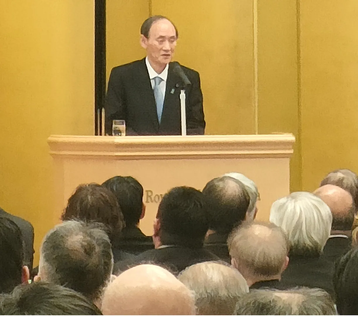 集会であいさつする菅氏