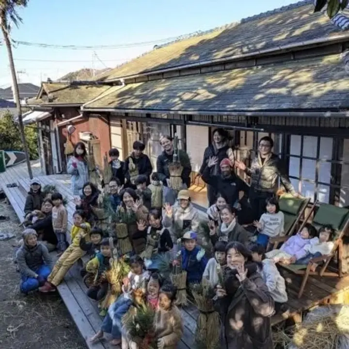 手作り門松を手に、みんなで笑顔の記念撮影！