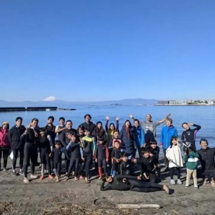 冬の澄んだ海をバックに、参加者全員でパチリ！富士山も見える葉山の絶景の中、新年の海を楽しむ特別なスノーケリングイベント。