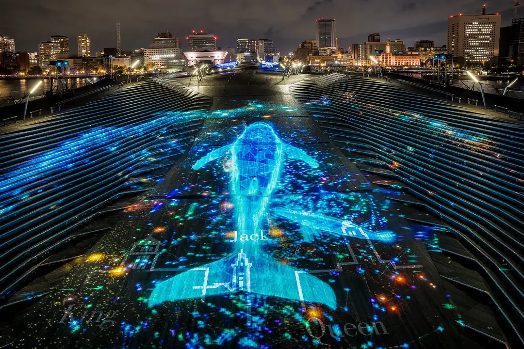 屋上デッキからはみなとみらい地区を一望