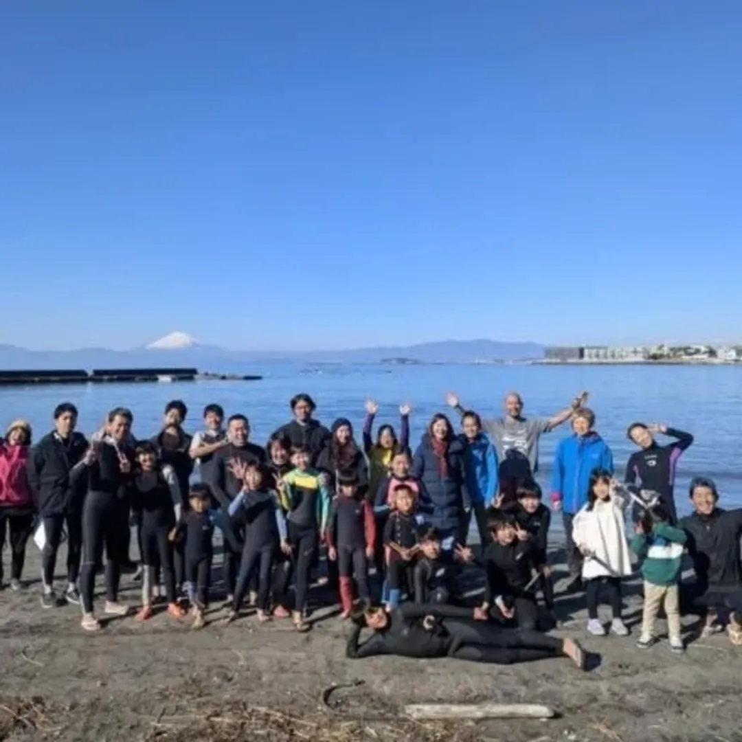冬の澄んだ海をバックに、参加者全員でパチリ！