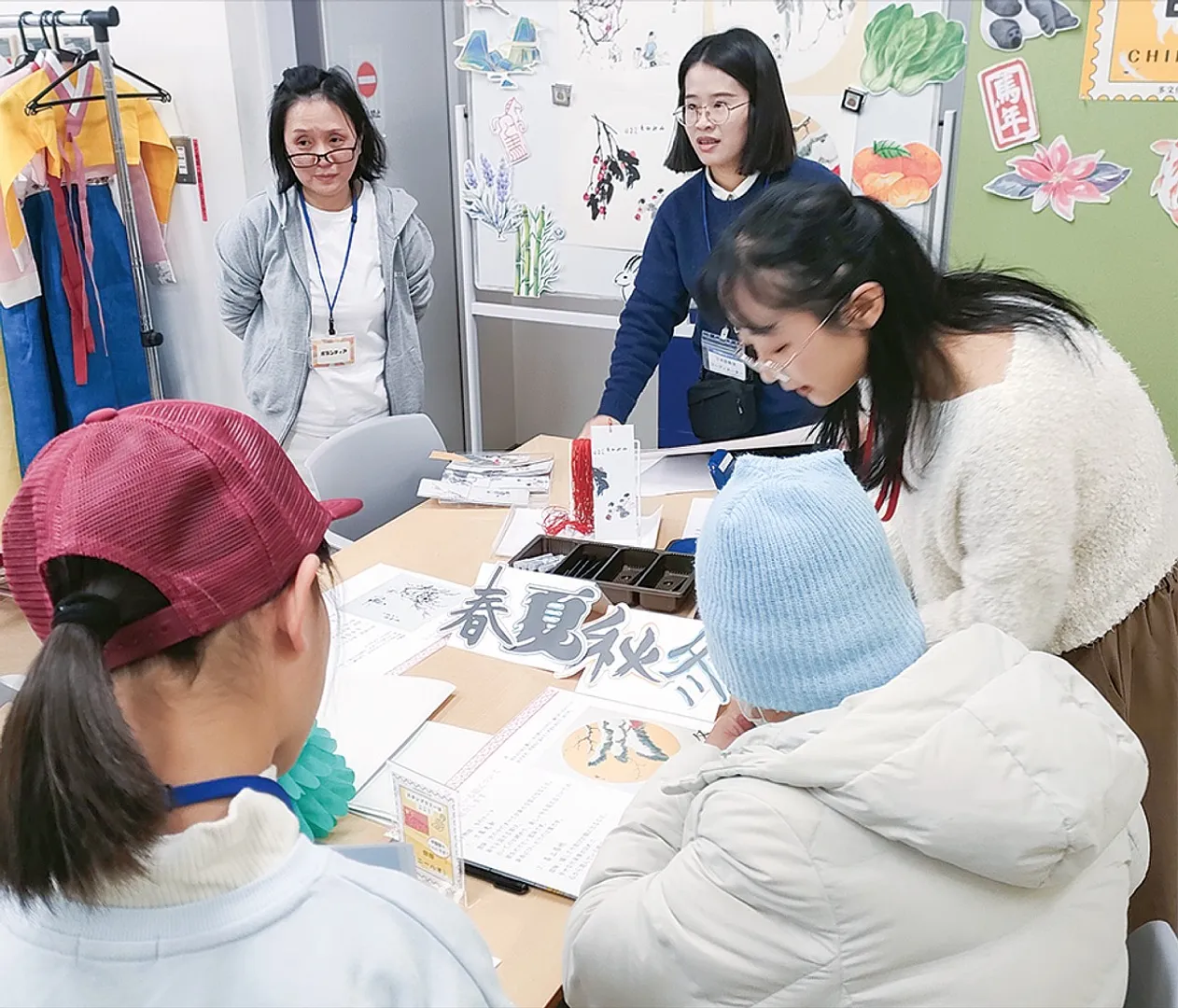 しおり作りを教える中国人スタッフ